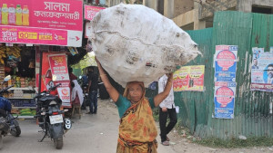 হাত পেতে নয়, খেটে খায় সাহেরা
