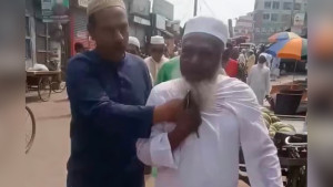 আওয়ামী লীগ নেতাকে ধরে পুলিশে দিলেন বিএনপি নেতা