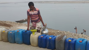 নদীর পানি বিক্রি করে চলছে সংসার