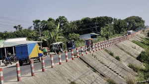 সিংগাইর সড়ক যেন ‘মরনফাঁদ’