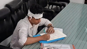 পরীক্ষার হলে ফ্যান খুলে মাথায় পড়ল শিক্ষার্থীর