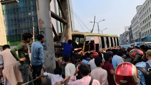 রাজধানীতে পথচারীকে বাঁচাতে গিয়ে বাসের ধাক্কা, নিহত ২