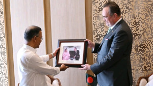 প্রধানমন্ত্রীকে ‘ঐতিহাসিক ছবি’ উপহার দিলেন মার্কিন রাষ্ট্রদূত