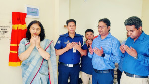 ত্রাণ গোডাউনের উদ্বোধন করলেন ডিসি আসমা শাহীন