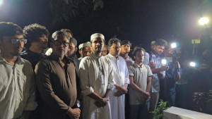 দোয়া নিতে হাটহাজারী মাদরাসায় আসিফ মাহমুদ