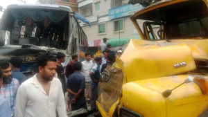 বাস-ট্রাক মুখোমুখি সংঘর্ষে নিহত ২