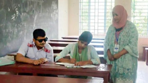 থামেনি স্বপ্ন, শ্রুতিলেখকের সহায়তায় এসএসসি পরীক্ষায় শরীফ