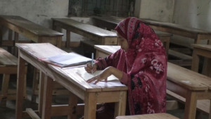 তিন দিন আগে সিজার, নবজাতক রেখে পরীক্ষার হলে মা
