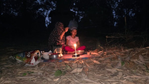 স্বামীর কবরের পাশে দুই সন্তান নিয়ে আশ্রয়হীন সোনিয়া