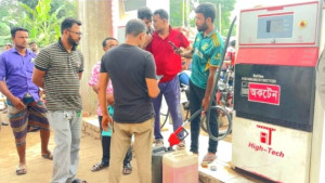 ড্রামে তেল বিক্রির ভিডিও করায় সাংবাদিকদের ওপর হামলা