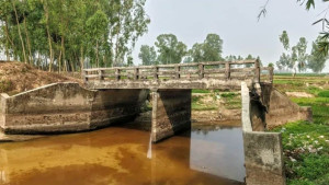 নয় বছর পড়ে আছে ভাঙা সেতু, ১৫ কি.মি. পথ ঘুরে চলাচল করছে ১০ গ্রামের মানুষ