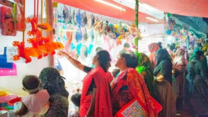 বৈশাখী উদ্যোক্তা মেলায় দর্শনার্থীর ঢল