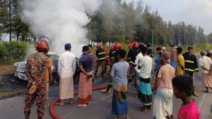 চলন্ত মিনিকারে অগ্নিকাণ্ড, অল্পের জন্য রক্ষা পেলেন ৪ যাত্রী