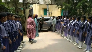 ইউএনওকে শুভেচ্ছা জানাতে রাস্তায় দাঁড়িয়ে শিক্ষার্থীরা!