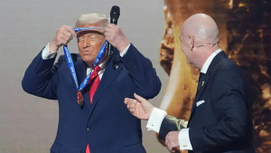 ট্রাম্পকে দেওয়া ফিফা পুরস্কার বাতিলের দাবি