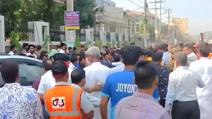 ফের অটোপাসের দাবিতে জাতীয় বিশ্ববিদ্যালয়ের উপাচার্যের ওপর হামলা