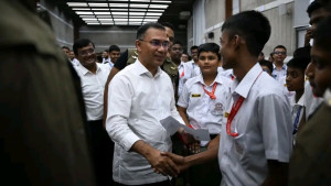 সাবেক শিক্ষাপ্রতিষ্ঠানের শিক্ষার্থীদের সঙ্গে সময় কাটালেন প্রধানমন্ত্রী