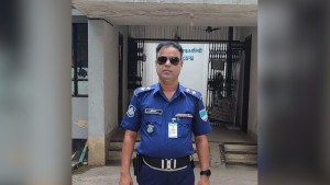 পুলিশ কর্মকর্তার ভয়ঙ্কর নারীর ফাঁদ