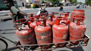 কবরস্থান থেকে ৪১৪ গ্যাস সিলিন্ডার উদ্ধার