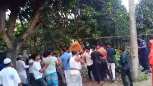 পুলিশের সামনেই সংঘর্ষ, আহত ১৫