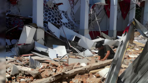 ইন্দোনেশিয়ায় ৭.৪ মাত্রার ভূমিকম্প, মৃত্যু ১