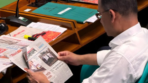 সংসদে প্রধানমন্ত্রীর পত্রিকা পড়ার ছবি নিয়ে আলোচনা