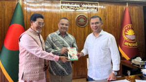 প্রধানমন্ত্রীর কাছে ৮ ফ্ল্যাগশিপ কর্মসূচি নিয়ে বুকলেট হস্তান্তর