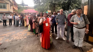 পশ্চিমবঙ্গে চলছে বিধানসভা নির্বাচনের প্রথম দফার ভোটগ্রহণ