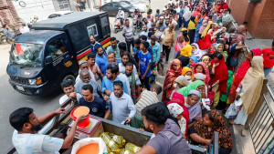 যুদ্ধ ‘আগামীকাল থেমে গেলেও দারিদ্র্যের কবলে পড়বে ৩ কোটি মানুষ’