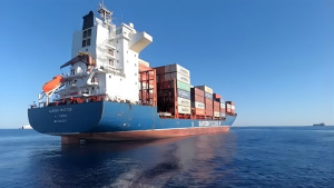 হরমুজ প্রণালিতে এবার কনটেইনার জাহাজে ‘অজ্ঞাত বস্তুর’ আঘাত