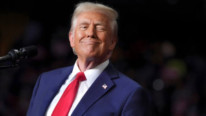 এবার মার্কিন পাসপোর্টেও ট্রাম্পের ছবি