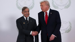 ইরানকে ৬ স্থলপথ ব্যবহারের অনুমতি পাকিস্তানের, ট্রাম্পকে কি ধোঁকা দিচ্ছেন শাহবাজ