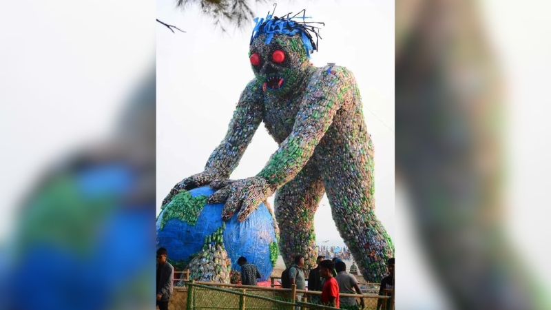 কক্সবাজার সৈকত থেকে সরানো হলো ৪৫ ফুটের প্লাস্টিক দানব