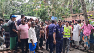 বারান্দায় বৃদ্ধার মরদেহ, ঘরে ঢুকে মিলল মেয়ে ও নাতির লাশ