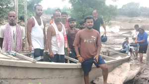 প্রশিক্ষণ নেই, ছিল না মোটরের নৌকা, বন্যায় ২ হাজার প্রাণ বাঁচালেন ১০ম শ্রেণিতে ঝরে পড়া তরুণ