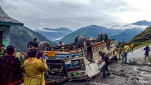হিমাচল প্রদেশে পাহাড়ি পথে নিয়ন্ত্রণ হারিয়ে বাস নিচের সড়কে, নিহত ৭