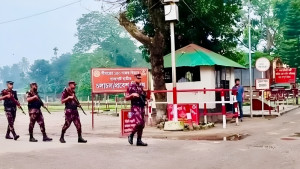 ভারতীয় ব্যবসায়ীদের ধর্মঘটে হিলি স্থলবন্দর দিয়ে আমদানি-রপ্তানি বন্ধ