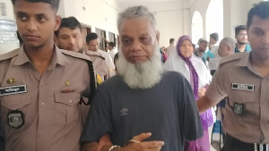 খালেদা জিয়ার গাড়িবহরে হামলা: কার্যক্রম নিষিদ্ধ শ্রমিক লীগ নেতা রিমান্ডে