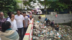 হ্যালো ডিসিতে অভিযোগ, মুহূর্তেই পরিষ্কার হলো স্কুলের সামনের ময়লার স্তূপ