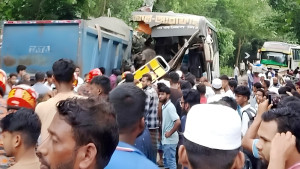 চাঁদপুরে বাস-ট্রাক মুখোমুখি সংঘর্ষ, নিহত ৩