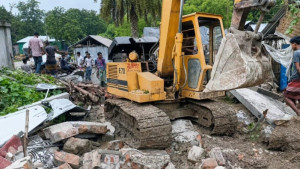 প্রথম স্ত্রীকে নিয়ে মালয়েশিয়া পাড়ি, ক্ষোভে স্বামীর ঘরবাড়ি গুঁড়িয়ে দিলেন দ্বিতীয় স্ত্রী