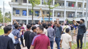 ফ্যামিলি কার্ডের তথ্য সংগ্রহকারী নিয়োগে অনিয়ম, ইউএনও’র কার্যালয় ঘেরাও