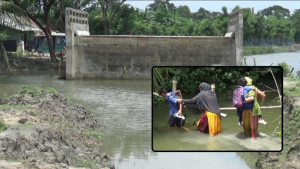 কোমরপানি মাড়িয়ে উঠতে হয় কালভার্টে