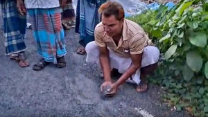চার কোটি টাকা ব্যয়ে সড়ক সংস্কার, দুই মাসেই উঠে যাচ্ছে পিচ