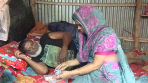 স্বামীকে বাঁচাতে দ্বারে দ্বারে ভিক্ষা করছেন দোলেনা