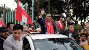 গ্রেপ্তারের ভয়কে উপেক্ষা করে দেশে ফিরলেন নেপালের সাবেক প্রধানমন্ত্রী