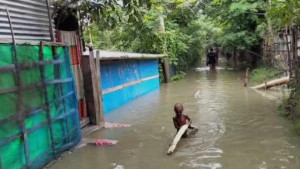 জোয়ার এলেই হাঁটুপানিতে ডুবে যায় আশ্রয়ণ প্রকল্পের ঘরবাড়ি