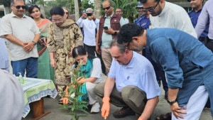 তথ্যমন্ত্রীর গ্রামের বাড়িতে ইলিশ-রসমালাইয়ে মুগ্ধ মার্কিন রাষ্ট্রদূত
