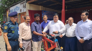 কারাভোগ শেষে মুক্তিপ্রাপ্তরা পেলেন সেলাই মেশিন ও ভ্যানগাড়ি