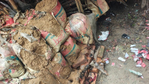 বাড়ির পাশে রাখা বালুভর্তি বস্তায় বিস্ফোরণ, নারী-শিশুসহ দগ্ধ ৩
